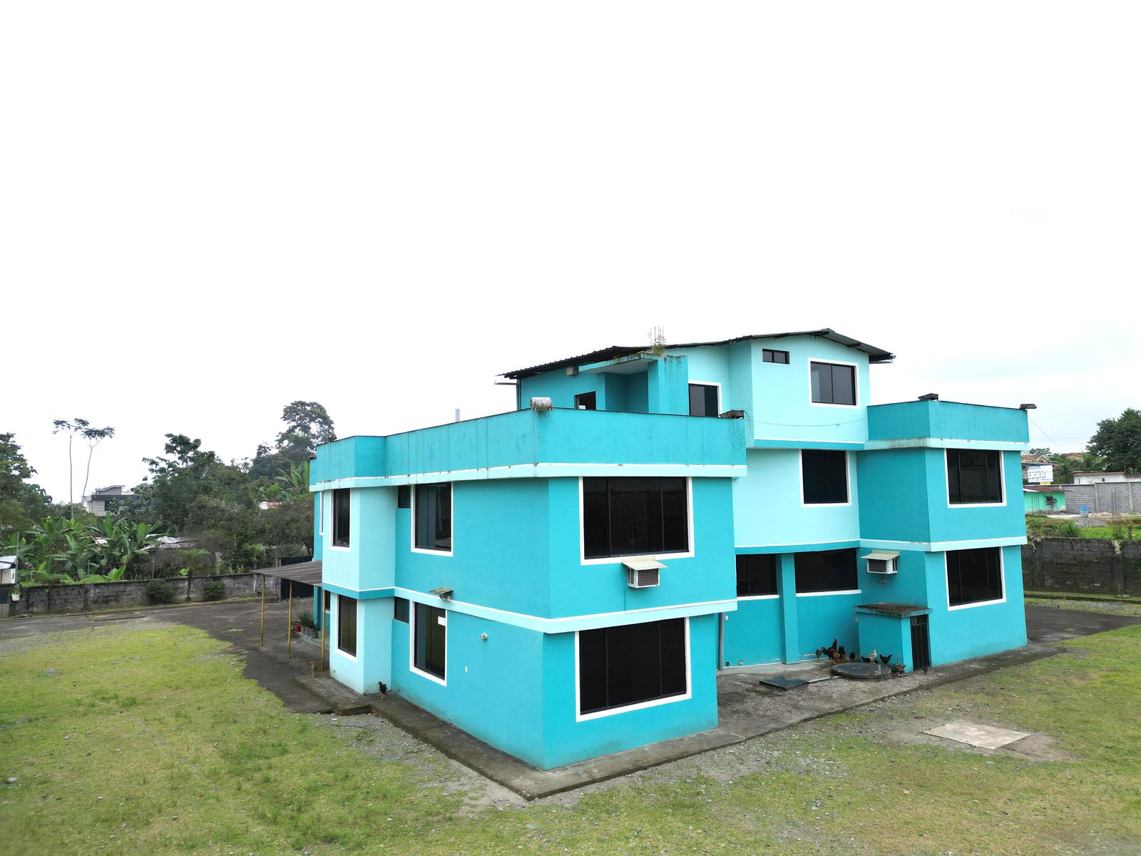 Edificio en venta en Santo Domingo, Ex Unidad educativa con piscina y canchas diagonal a la UTE