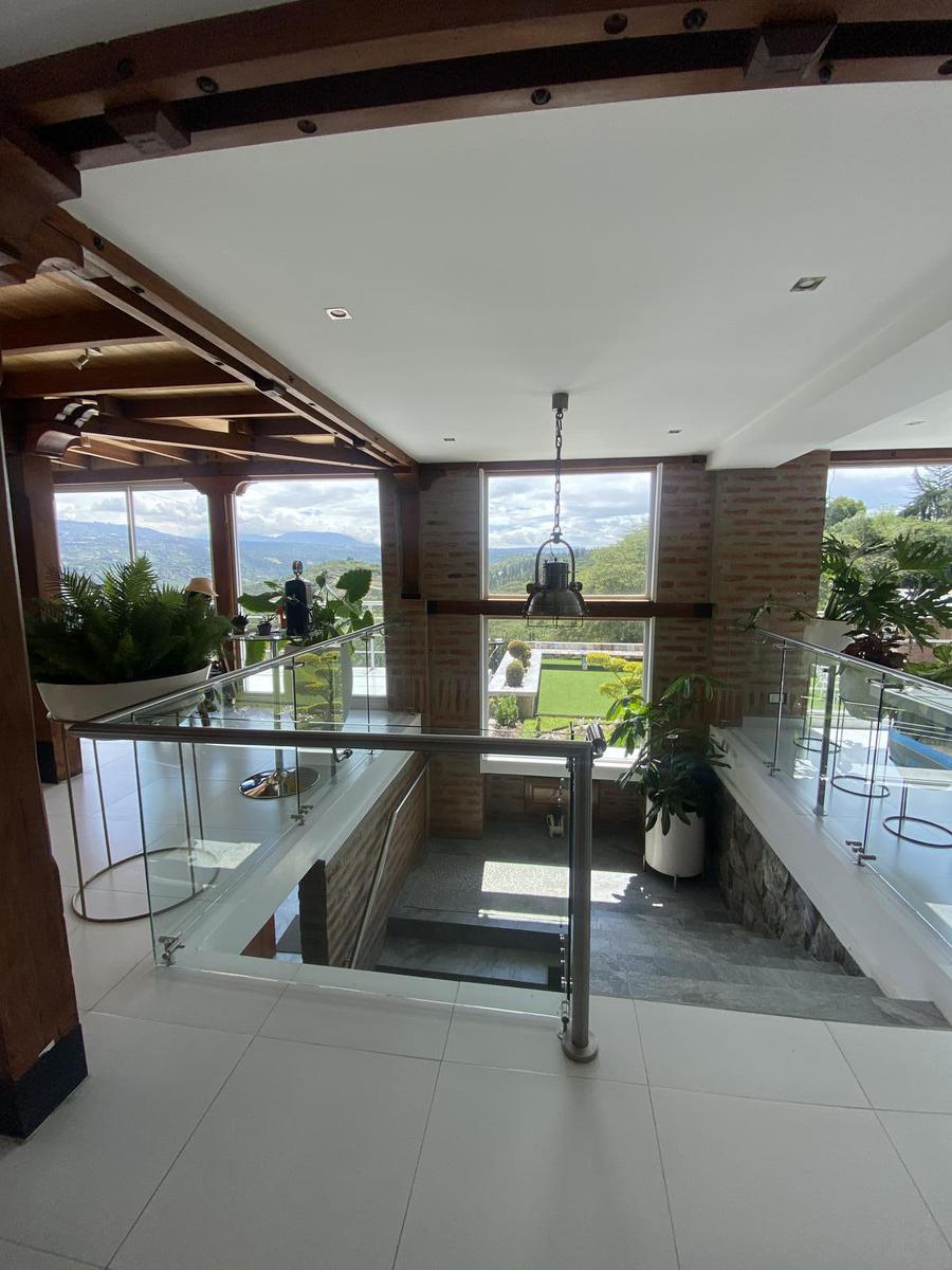 Increíble casa de venta ubicada en el Sector Las Minas Tumbaco. Vista, enorme jardín