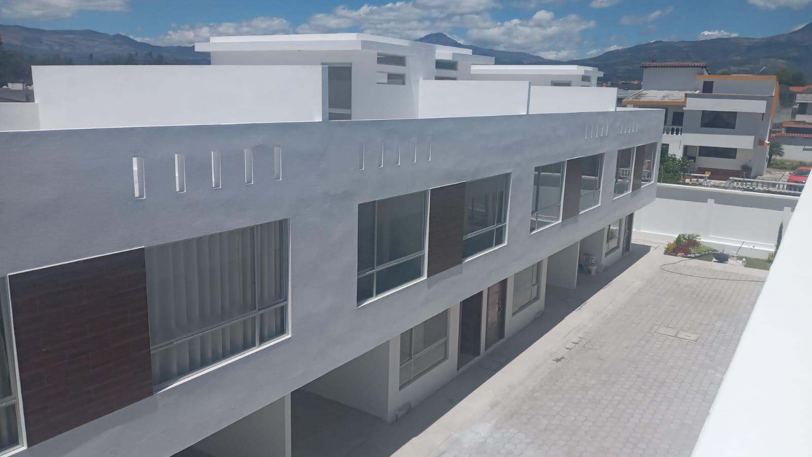 Casas en Venta VIP en Conjunto, de 3 habitaciones y terraza en Capelo, Valle de los Chillos